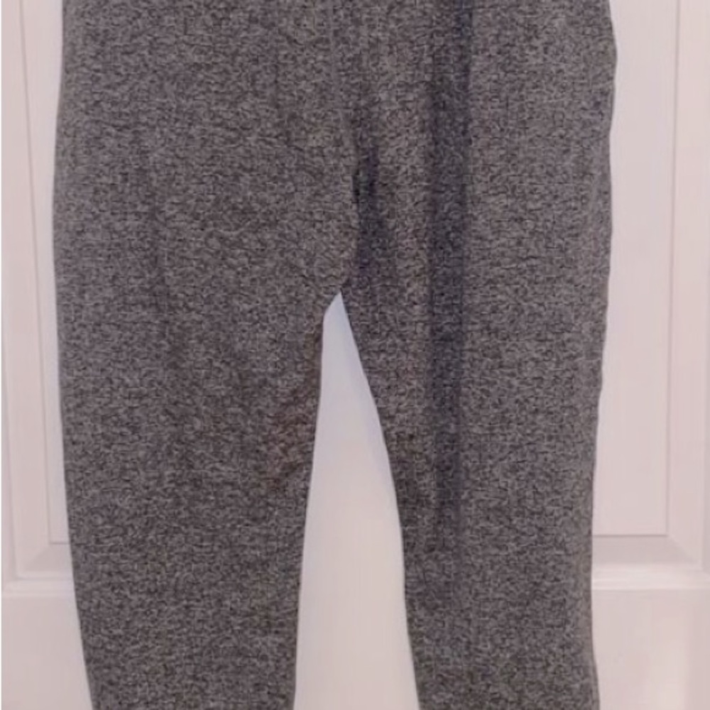 Vuori Performance Jogger Heather Gray
Women’s size M